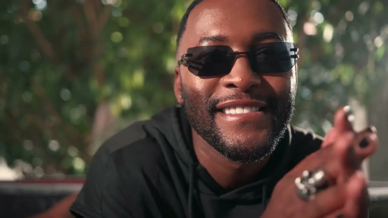 Vusi Nova  Black Sweater ft. Anthony Hamilton Mp3 Download